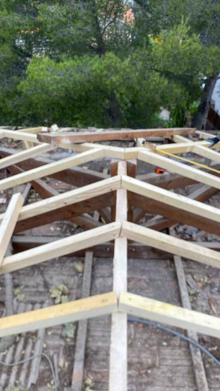 Travaux de charpente – Couvreur Contes