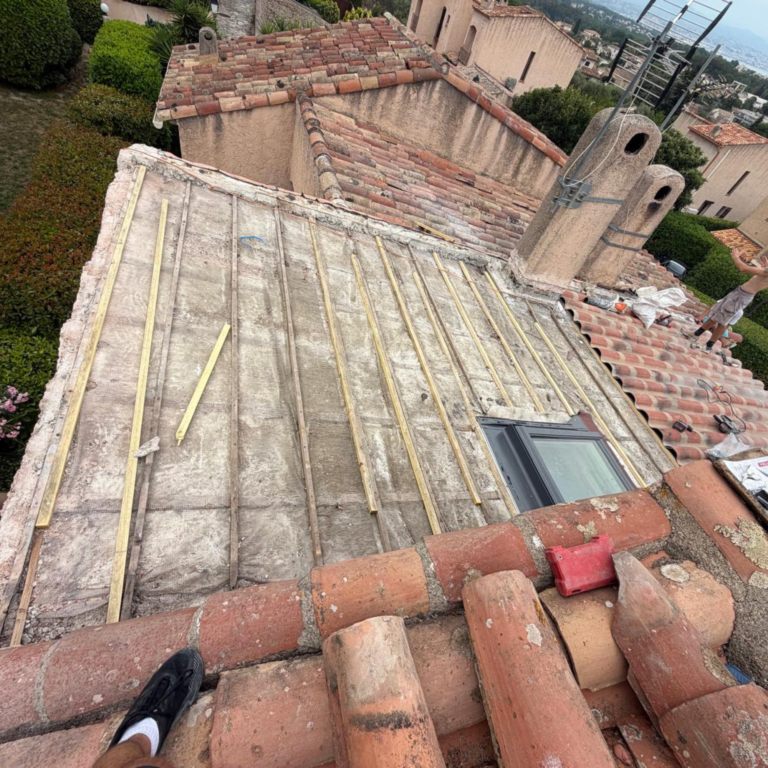 Pose de fenêtre de toit – Couvreur Contes